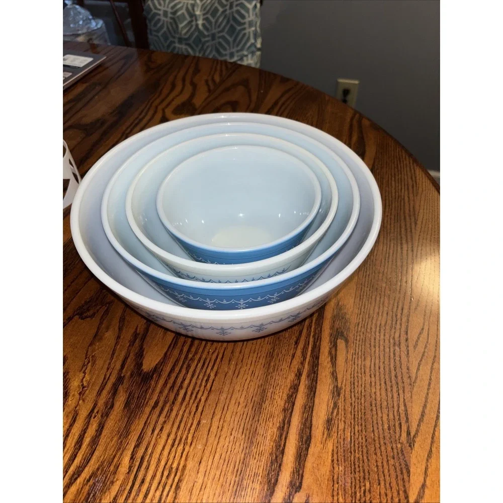 Vintage Pyrex Snowflake Garland Set Of 4 Nesting Mixing Bowls 401-404